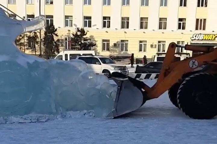 В Улан-Удэ начали демонтировать ледовый городок на площади Советов