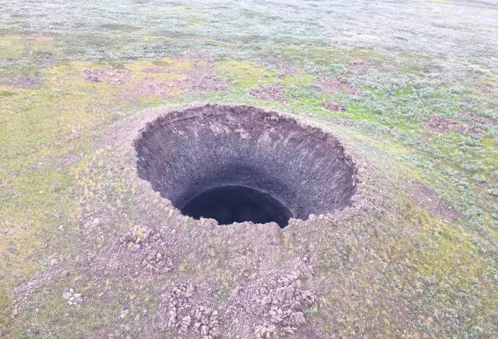 Учёные объяснили появление гигантских кратеров в тундре