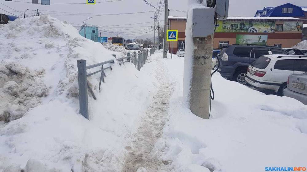 В Южно-Сахалинске продолжают бороться с выпавшим снегом