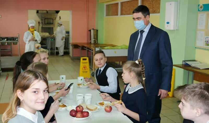 Глава районной администрации Уфы проверил качество питания в школе