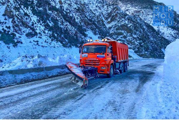 Более 300 единиц техники убирают снег на автомобильных дорогах в Дагестане