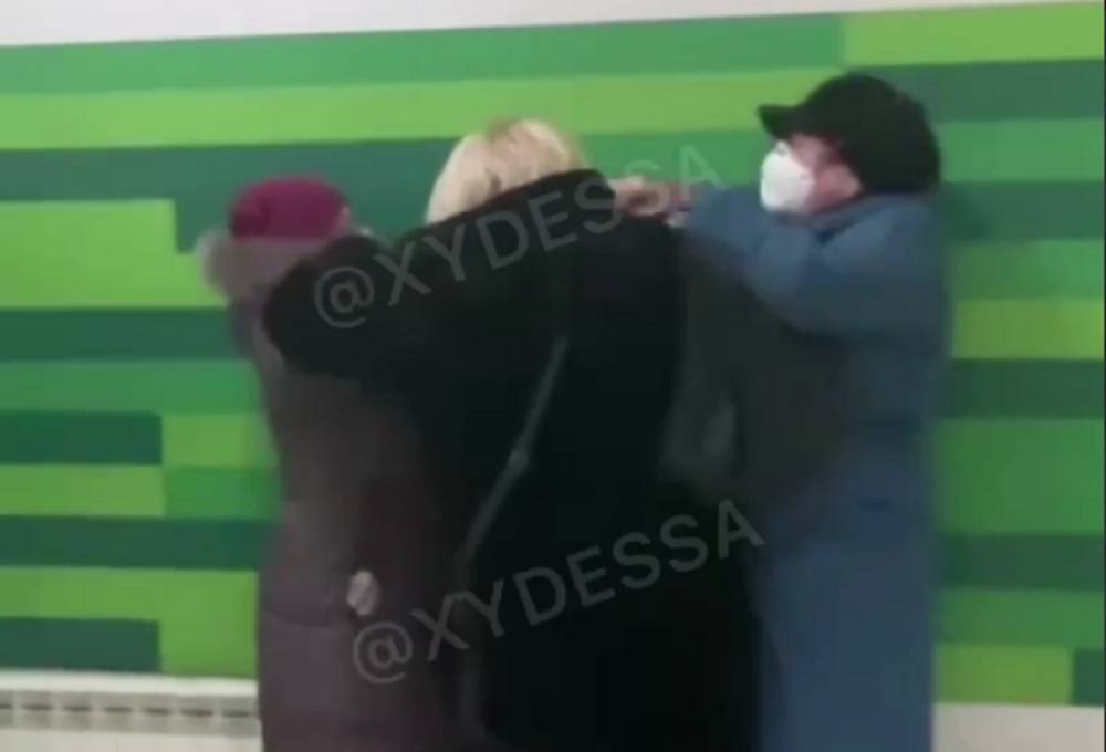 В Одессе женщины устроили драку в Приватбанке, видео: "Ты такая тва..."
