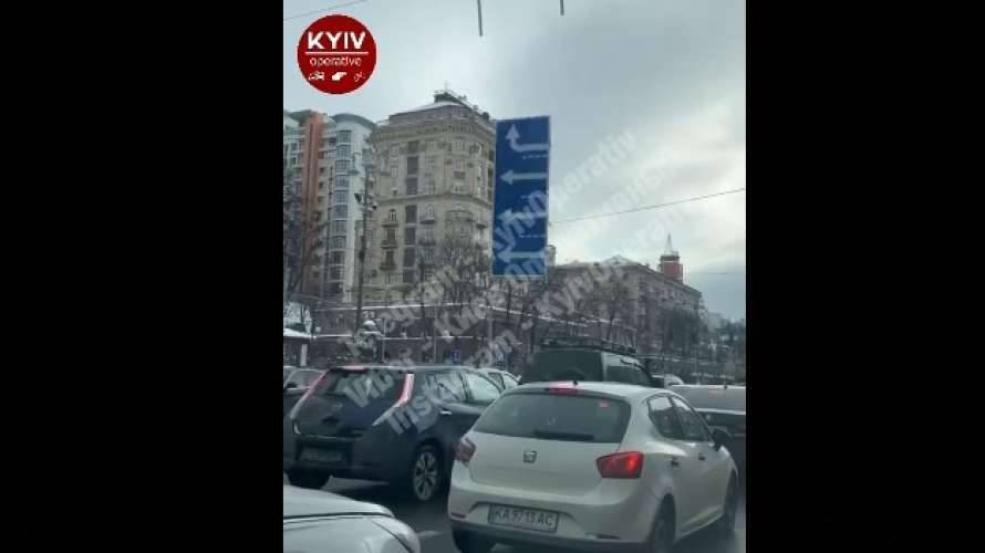 В Киеве на Крещатике дорожный знак упал на проезжающие автомобили (ВИДЕО)