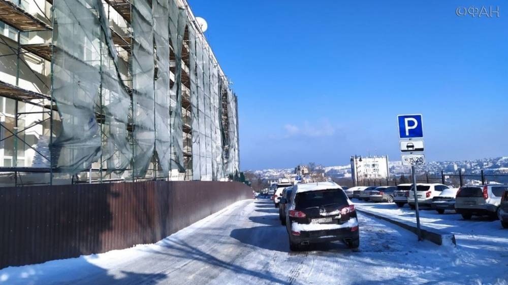 Водители в Севастополе начали получать штрафы из-за парковки под невидимым знаком