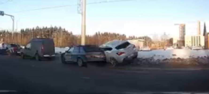 "ВАЗ" спровоцировал аварию напротив перинатального центра в Петрозаводске (ВИДЕО)