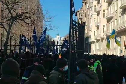 Националисты пришли к офису Зеленского с требованием закрыть несколько СМИ