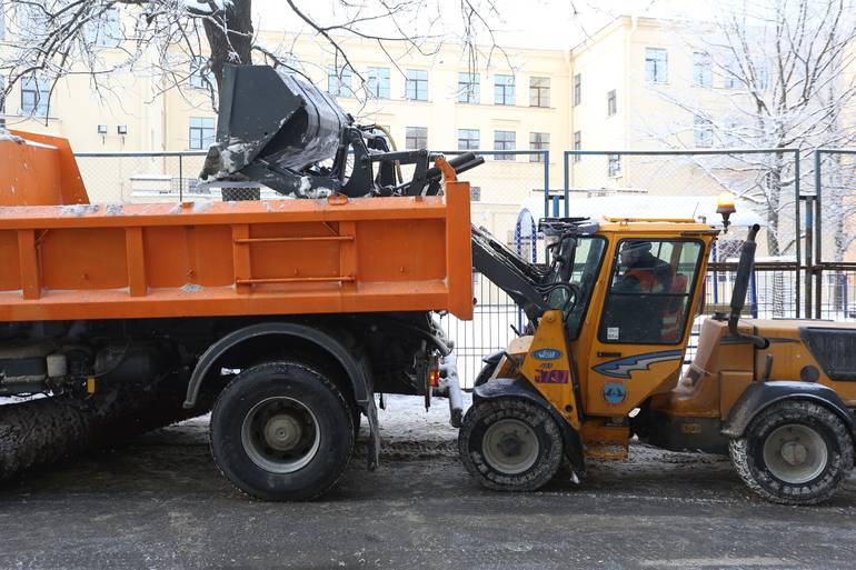 С улиц Петербурга за сутки собрали 28 тысяч кубометров снега
