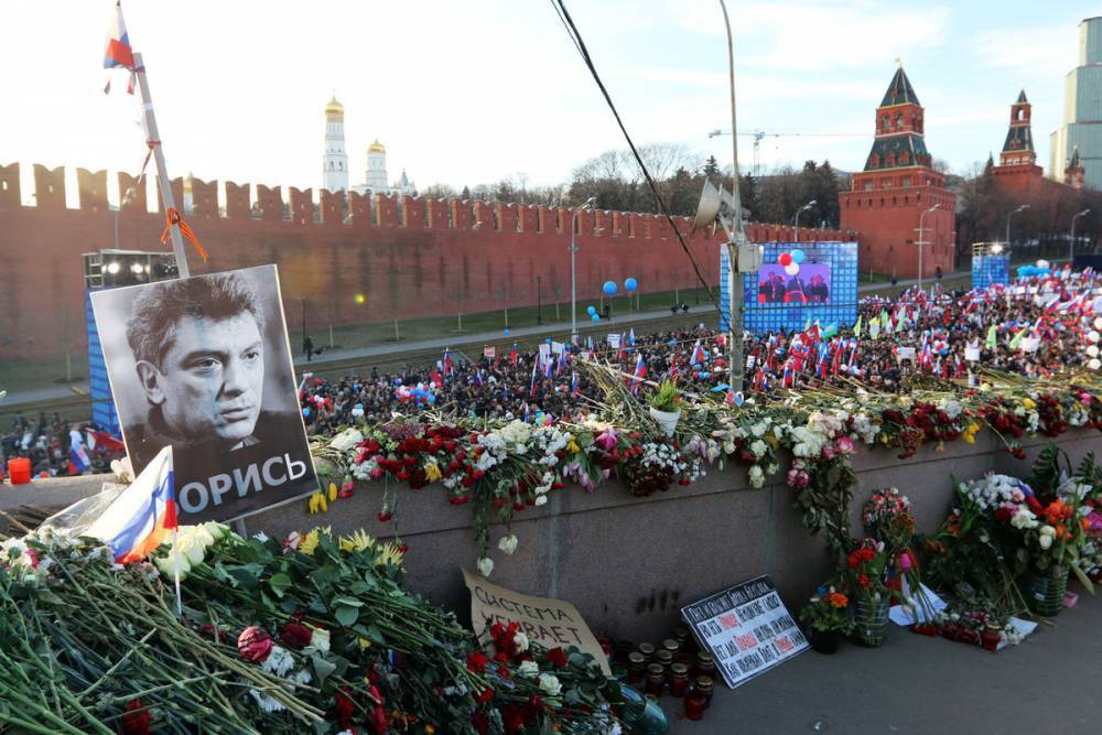 Полиция огородила мемориал на месте убийства Немцова и задержала волонтеров