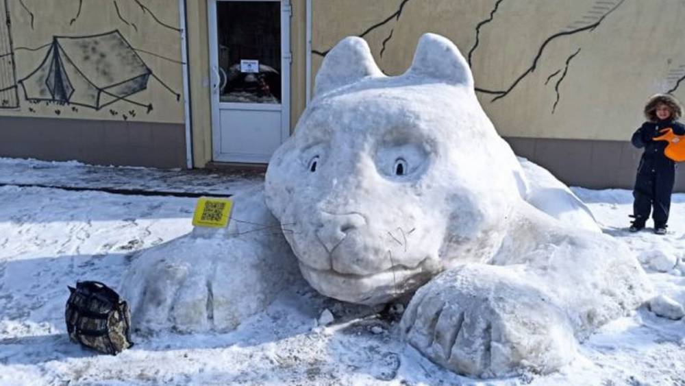 В Киеве на улице Янки Купалы появился гигантский снежный кот: фото