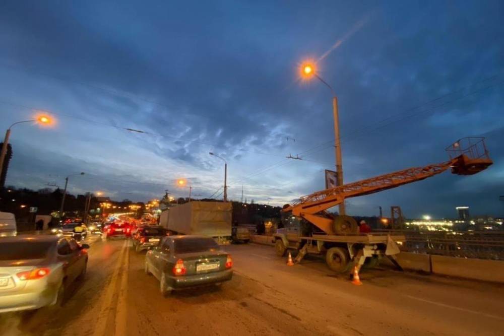 Возбуждено уголовное дело по факту гибели двух рабочих на мосту Стачки