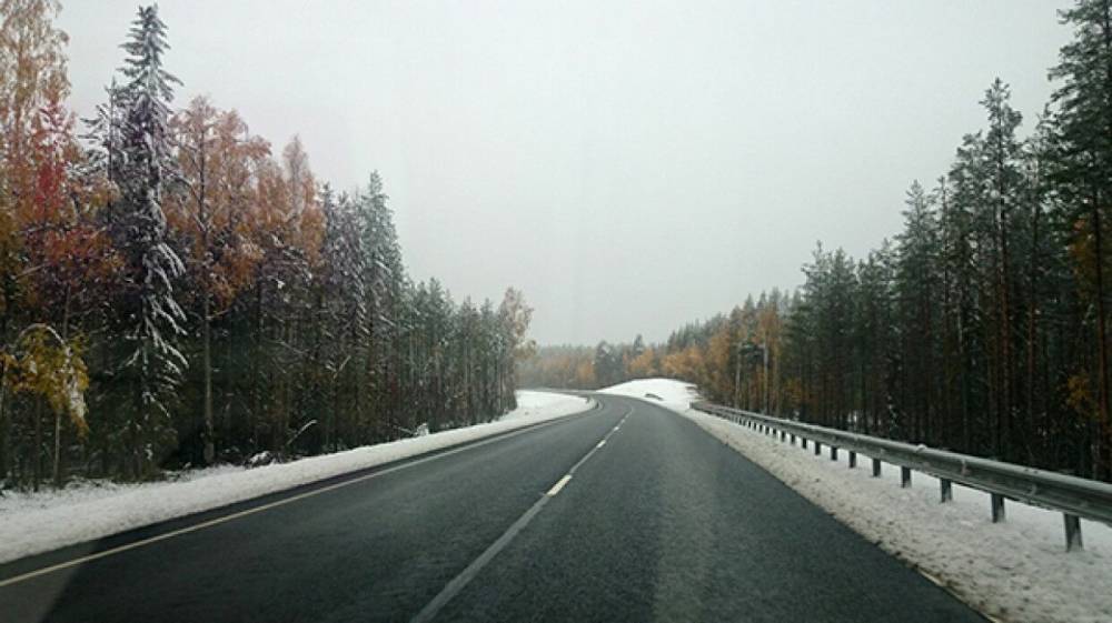 Снегопад нарушил движение автомобилей на трассе "Таврида" в Крыму