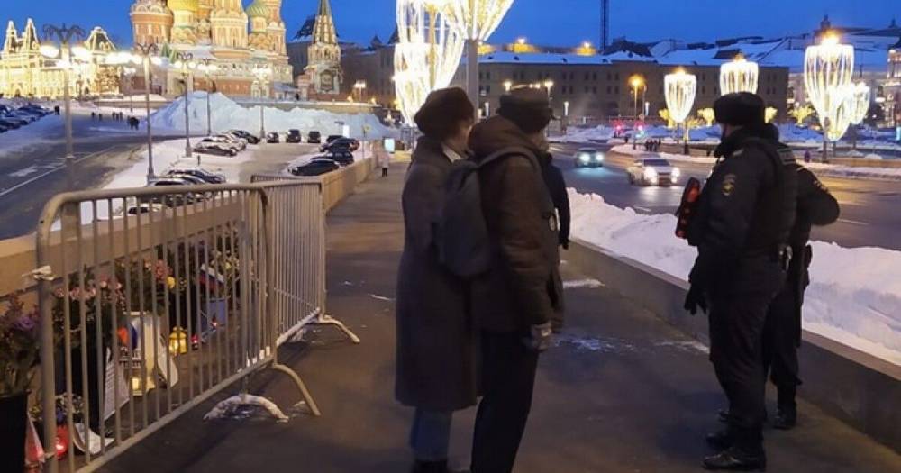 В Москве на мосту, где убили Немцова, полиция задержала волонтеров и огородила мемориал (фото)