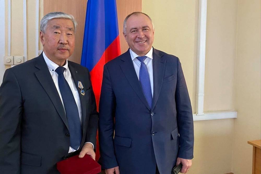 Уволенного министра транспорта Аюшеева наградили медалью за заслуги перед Бурятией