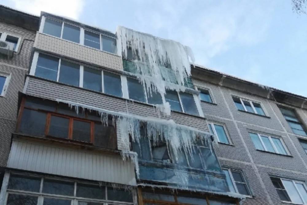 В Ярославле от горожан требуют очистить свои балконы от сосулек
