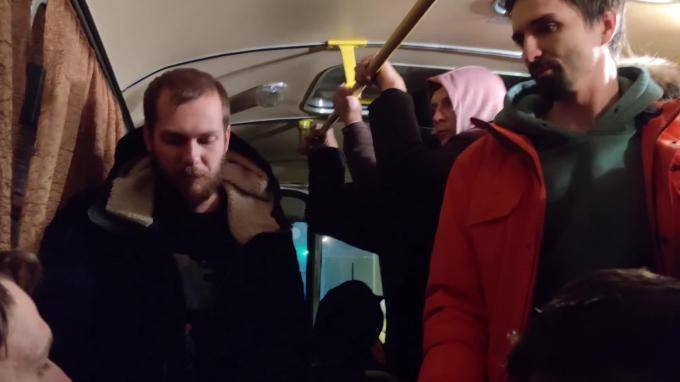 Задержанных на митингах 31 января уже более девяти часов держат в автобусе возле ИВС
