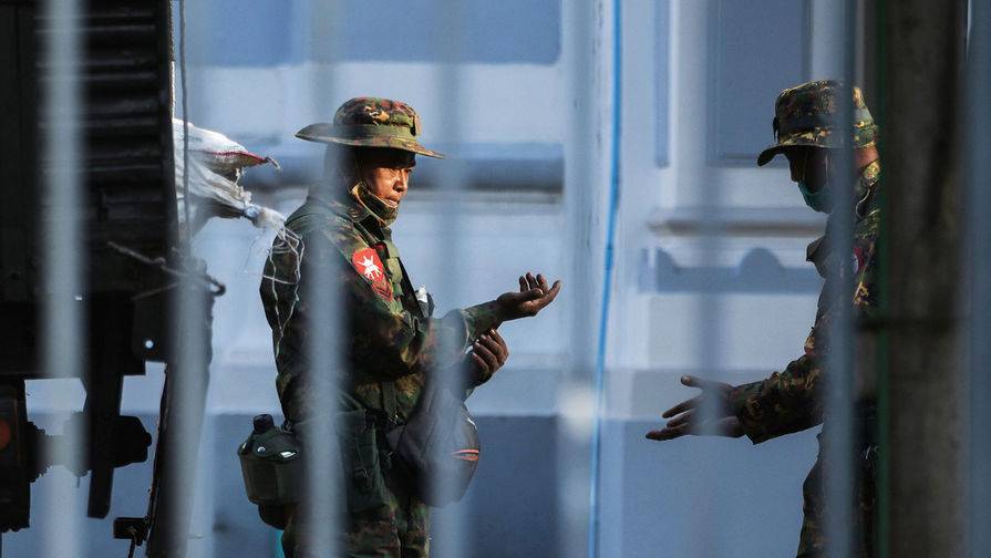 В Мьянме военные отпустили часть задержанных чиновников