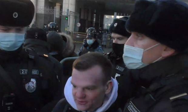Около Мосгорсуда, где проходит заседание по делу Навального, начались задержания
