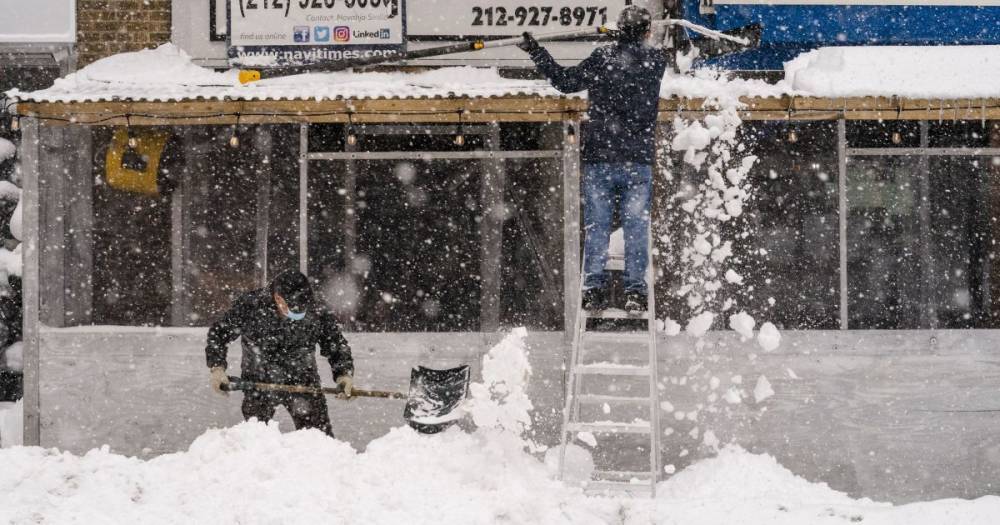 Сильная вьюга накрыла США: в Нью-Йорке намело полметра снега