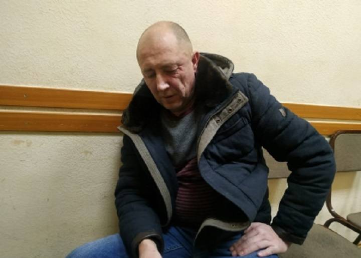 С силой бросал на пол: Омске задержали отца, который истязал маленьких детей