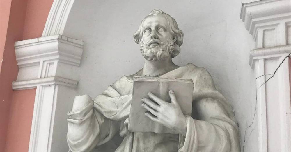 Вандалы сломали руку скульптуре апостола Петра в церкви в Петербурге