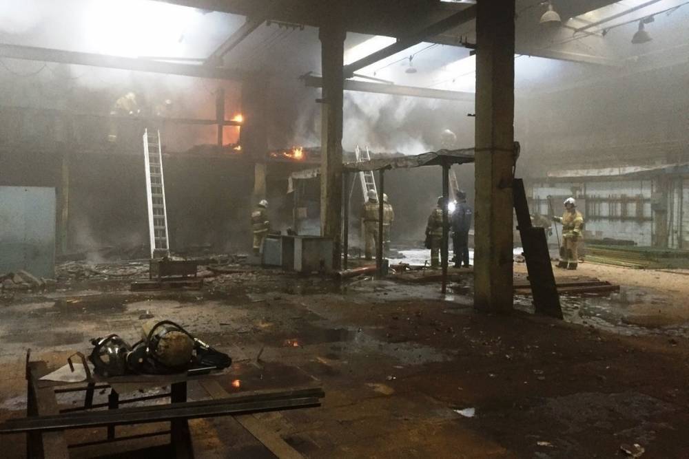 В Чебоксарском районе восемь пожарных машин тушили загоревшийся ангар