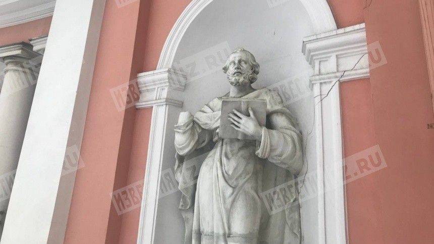 Фото: вандалы оторвали руку скульптуре Апостола Петра в петербургской церкви