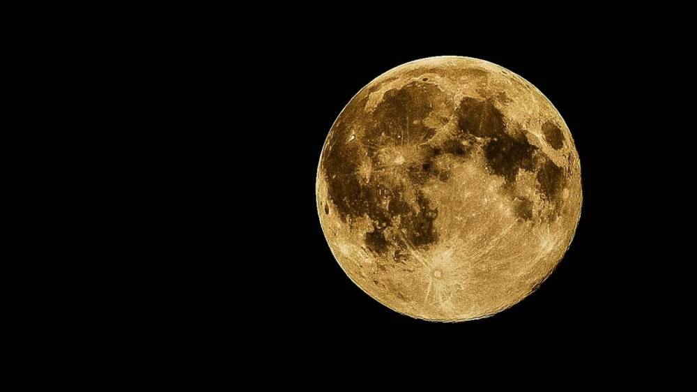 Российский космонавт снял на видео "расплющенную" Луну в космосе