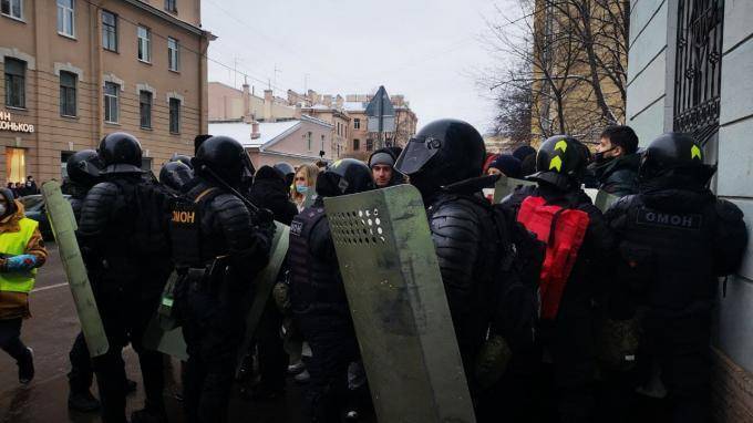 По решению судов около 200 человек арестовали в Петербурге после протестной акции 31 января