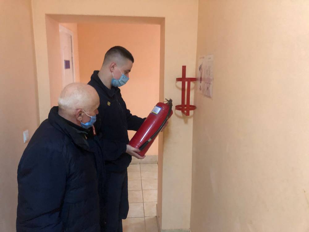 ГСЧС проверяет соблюдение пожарной безопасности в домах престарелых: фото