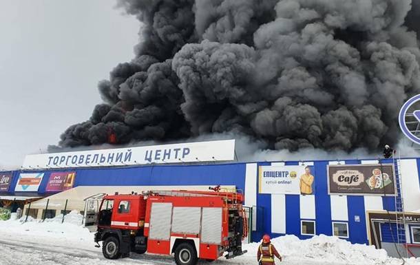 В Николаевской области горит ТЦ