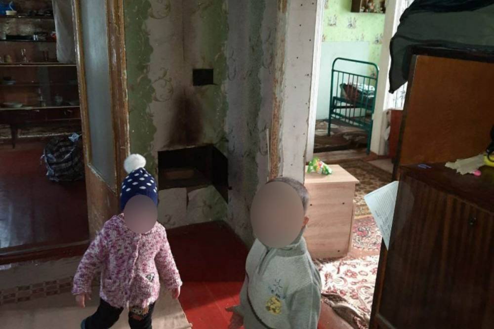 В холодном доме без присмотра и еды: На Харьковщине мать на сутки оставила двух маленьких детей