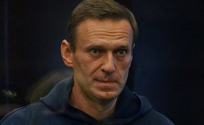 Российский оппозиционер Алексей Навальный приговорен к двум годам и восьми месяцам тюрьмы