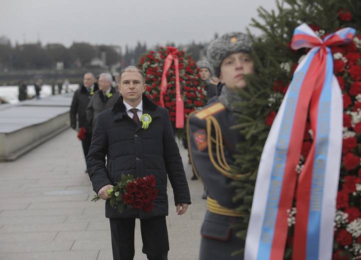 Михаил Романов принял участие в торжественно-траурной церемонии возложения цветов на Пискаревском мемориальном кладбище