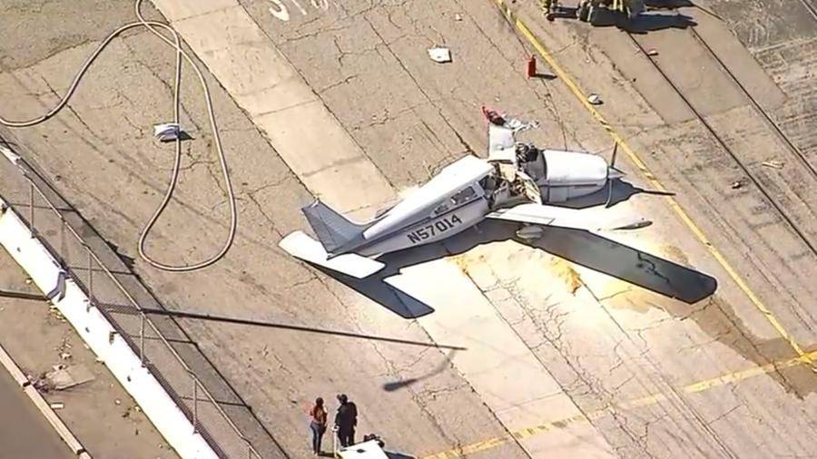 Один человек погиб при падении самолета на грузовик в Лос-Анджелесе