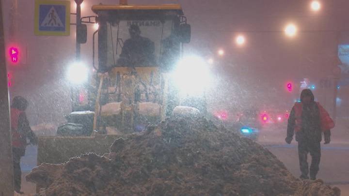 В Омске коммунальщики устраняют последствия снегопада