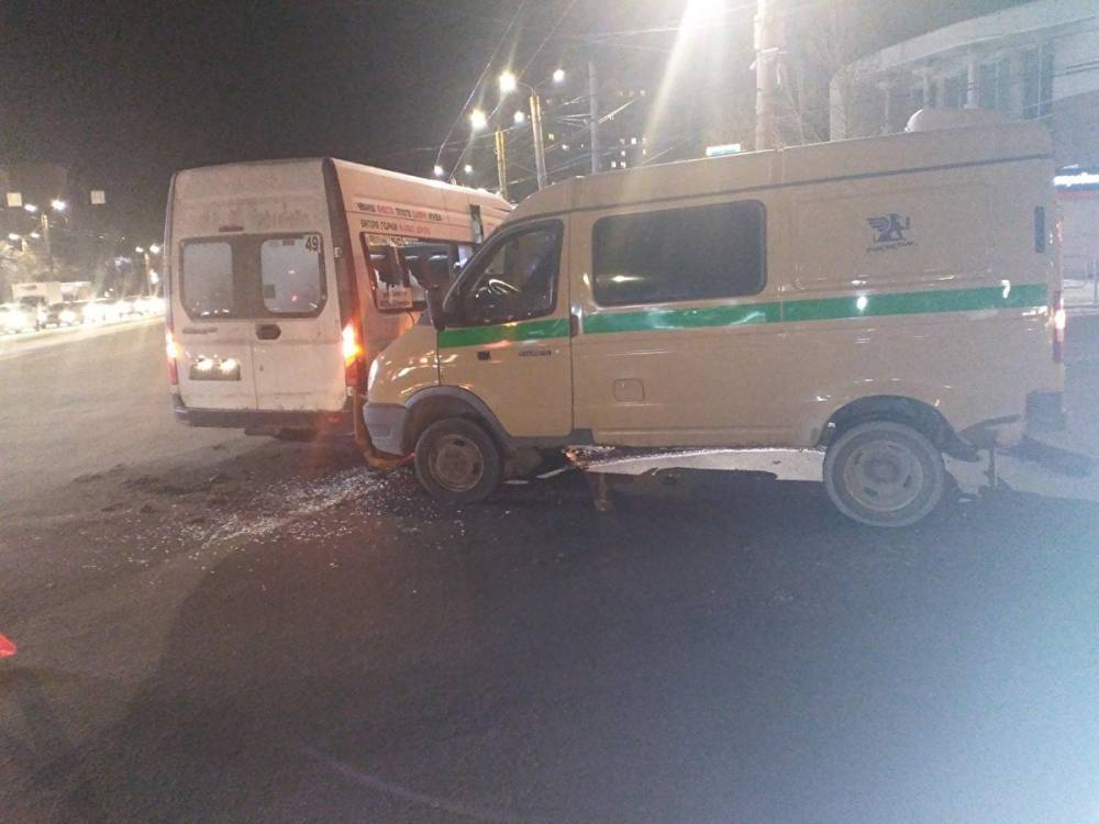 В Челябинске инкассаторская машина протаранила маршрутку. Есть пострадавшие