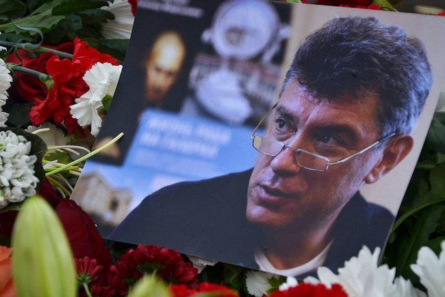 В Москве полиция огородила мемориал на месте убийства Немцова и задержала волонтеров