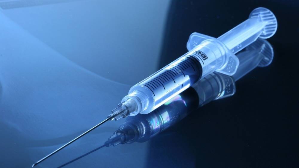Мишустин сообщил о регистрации третьей российской вакцины от коронавируса
