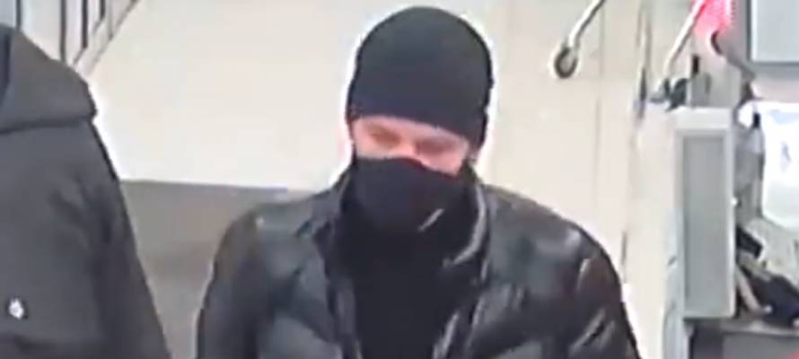 Полиция в Карелии ищет мужчину, который взял в магазине газировку и алкоголь (ВИДЕО)