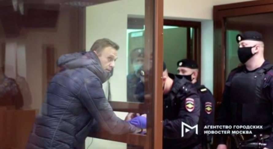 Суд сократил Навальному срок тюремного заключения