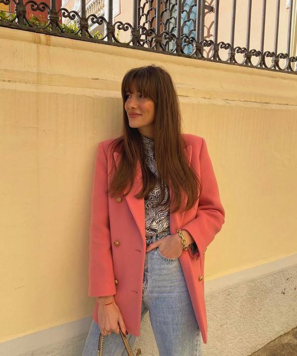 Прямые джинсы + розовый пиджак: француженка Жюли Феррери показывает, что носить будущей весной
