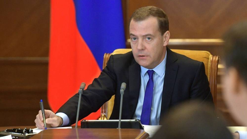 Медведев назвал "прорывом" введение Киевом санкций против украинцев