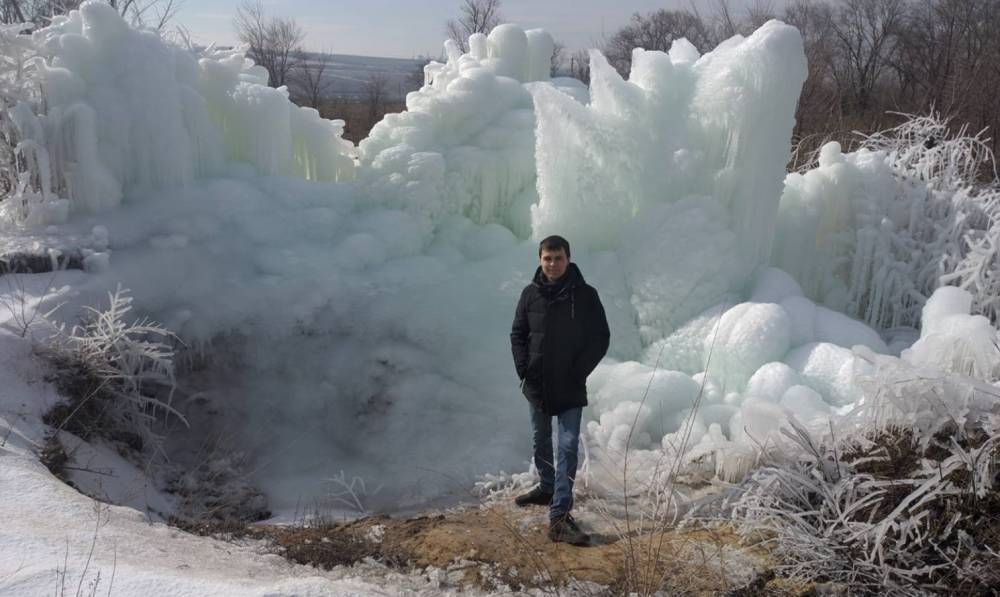 Зимняя достопримечательность: Возле Лисичанска появился ледяной гейзер