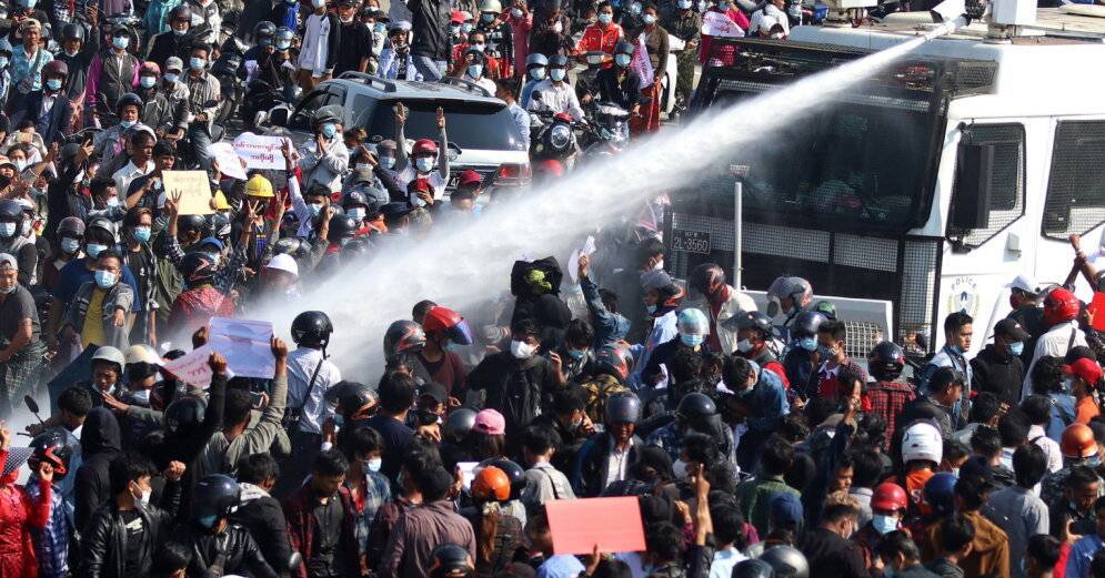 Протесты в Мьянме: полиция применила боевые патроны, двое погибших