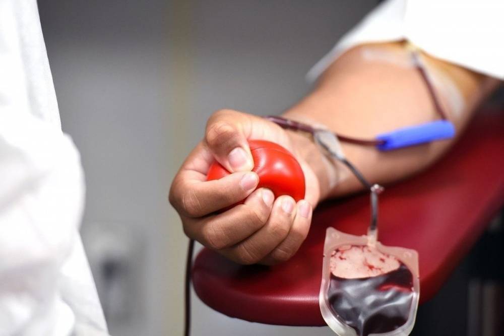 Донецкие врачи поделились своей кровью с пациентами