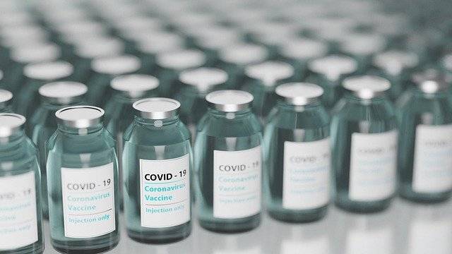 В мире сделали более 199 млн прививок от коронавируса и мира