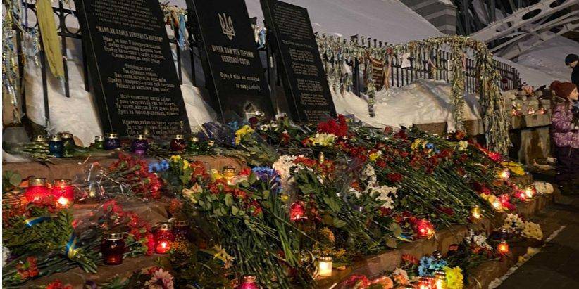 Лучи Достоинства. В Киеве люди почтили память Героев Небесной Сотни — фоторепортаж