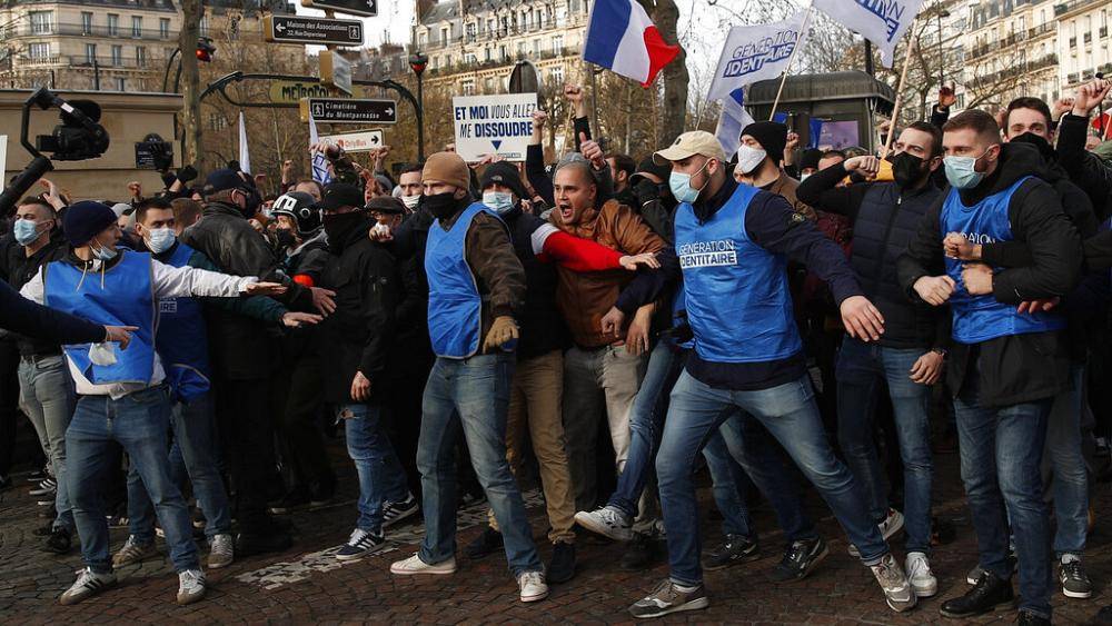 В Париже прошли две акции протеста