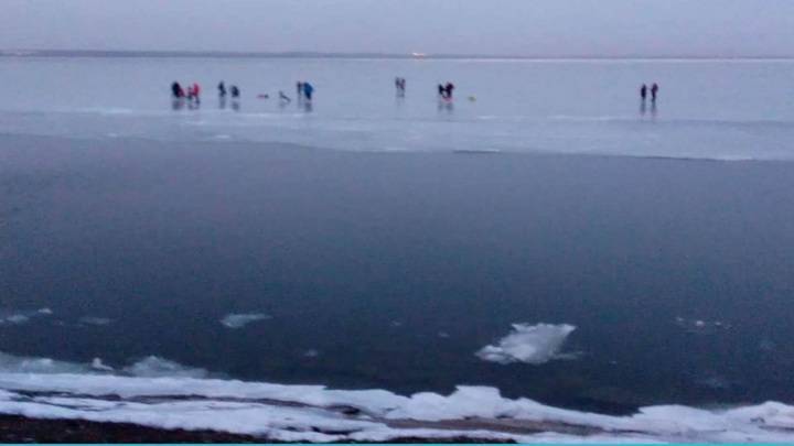 Осторожно, льдины отрываются: в Таганроге 30 человек спасли в заливе