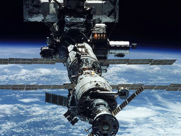 Российские космонавты возвращаются к ремонту трещин на МКС
